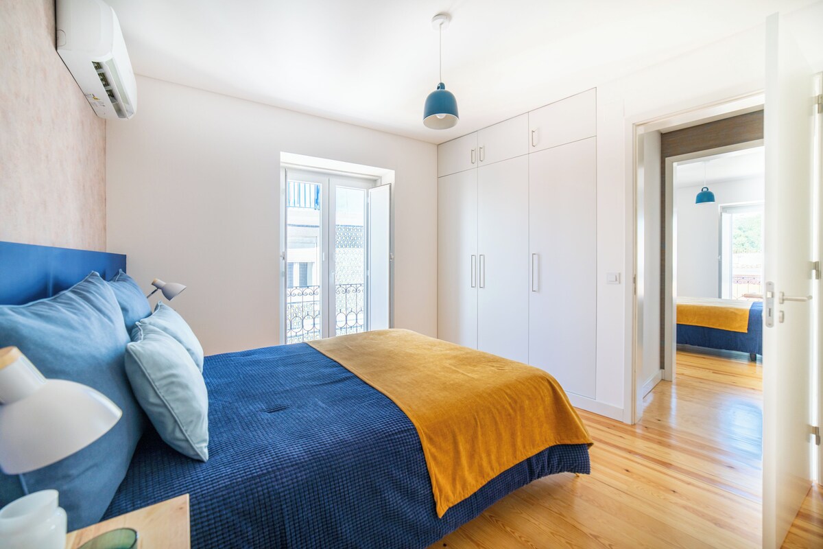 Un dormitorio con cama, armario y ventana.
