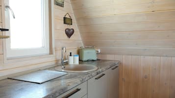 Geladeira, micro-ondas, cooktop, chaleira elétrica