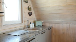 Réfrigérateur, micro-ondes, plaque de cuisson, bouilloire électrique