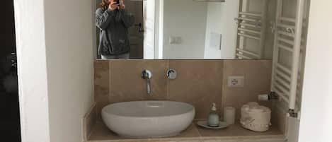 Douche, sĂšche-cheveux, bidet, serviettes fournies