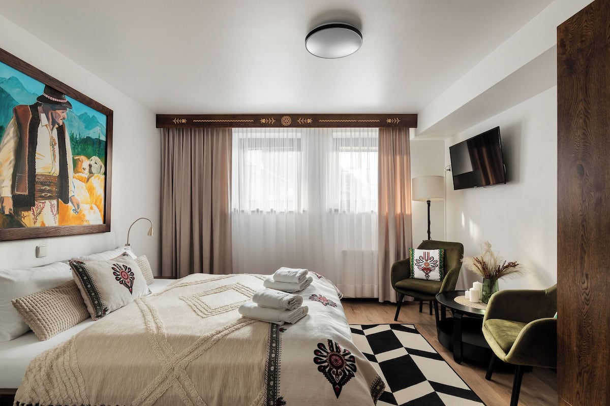 Economy Studio | Desk, laptop workspace, free WiFi