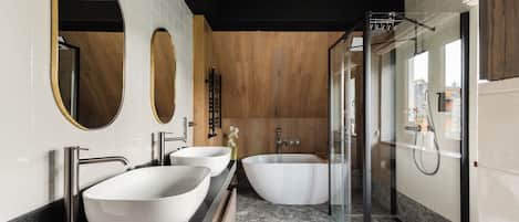 Appartement Deluxe, vue sur la montagne | Salle de bain | Serviettes fournies, savon