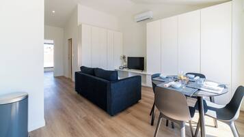Deluxe Penthouse, River View (Lusíadas 53 5ºD) | Dining