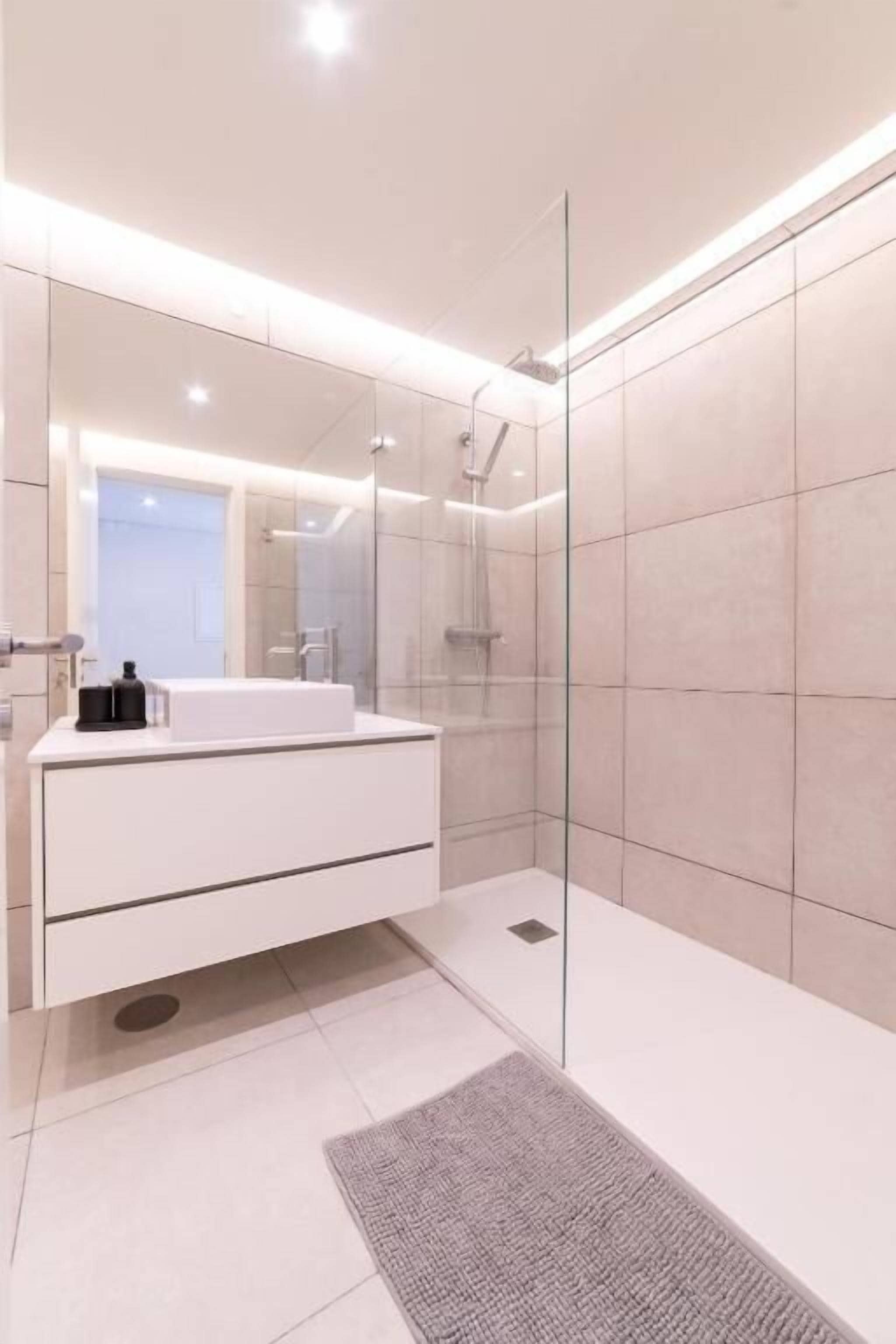 Deluxe Apartment, 2 Bedrooms (Lusíadas 53 4ºD) | Bathroom