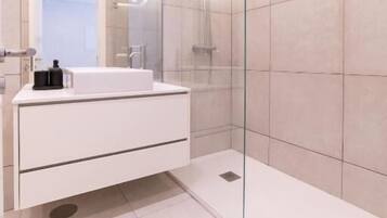 Deluxe Apartment, 2 Bedrooms (Lusíadas 53 4ºD) | Bathroom