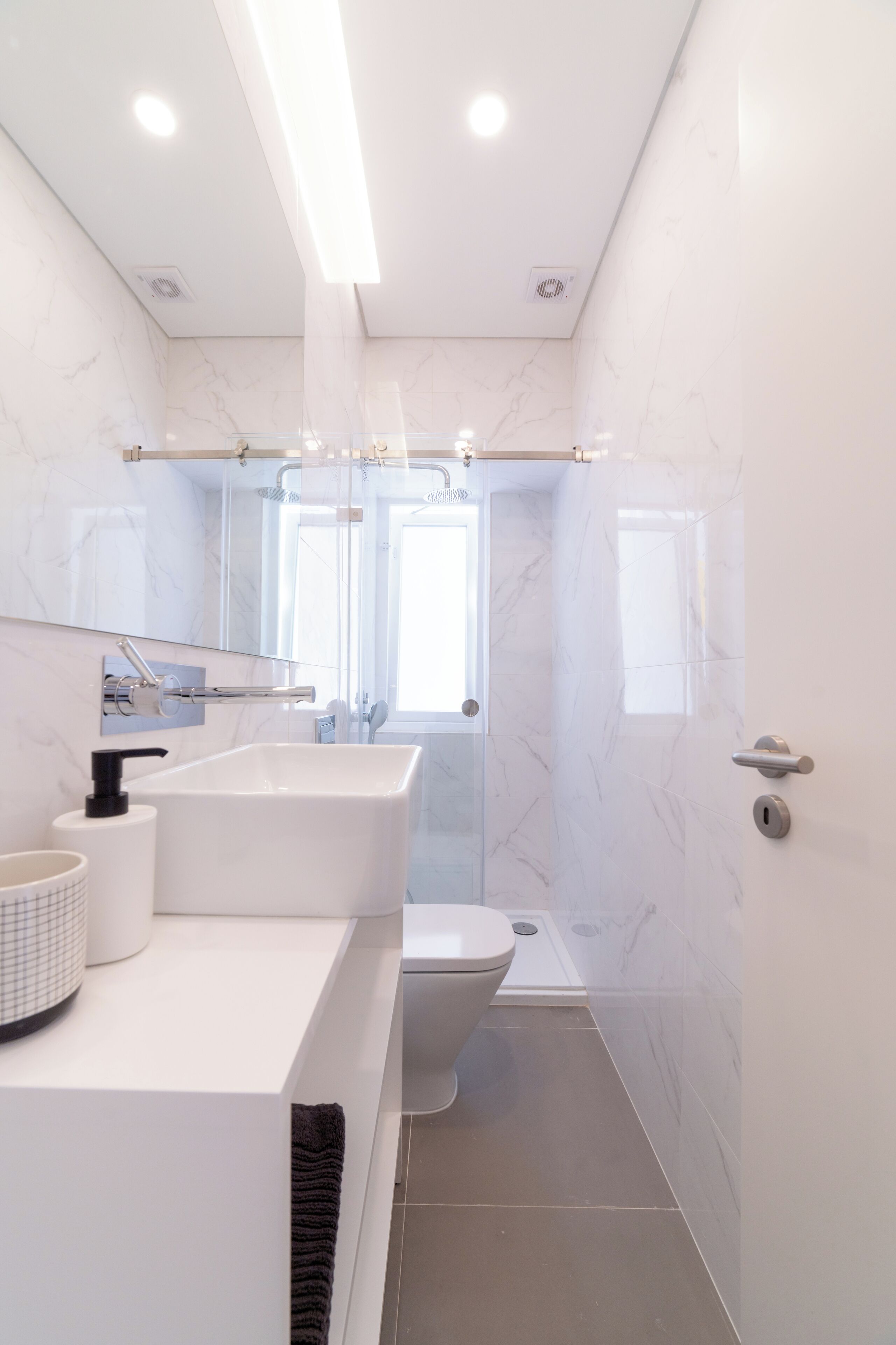 Standard Apartment, 4 Bedrooms (Alameda) | Bathroom | Shower, hair dryer, towels, soap