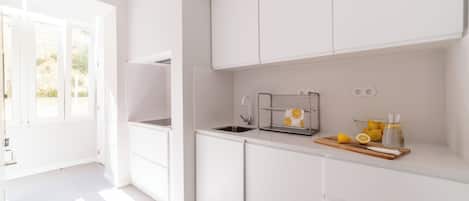 Standard Apartment, 4 Bedrooms | Private kitchen | Fridge, microwave, oven, stovetop