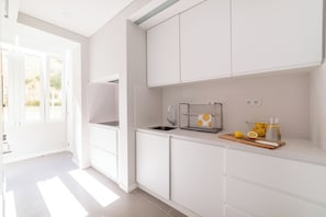 Standard Apartment, 4 Bedrooms (Alameda) | Private kitchen - Casimiro Freire (Lisbon)