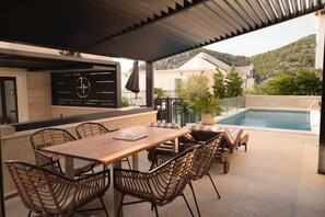 Outdoor dining - royale 3 with shared pool Hvar (Hvar)