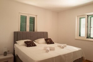 1 bedroom, iron/ironing board, free WiFi, bed sheets - royale 3 with shared pool Hvar (Hvar)
