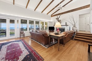Smart TV, chimenea, estéreo