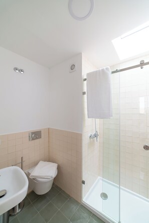 디럭스 아파트, 침실 2개 (São Bento Duplex 3) | 욕실 | 샤워 시설, 레인폴 샤워기, 헤어드라이어, 타월