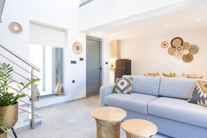 Maisonette with Sea View | 거실 공간 | 디지털 채널 시청이 가능한 43인치 스마트 TV, 넷플릭스, 스트리밍 서비스