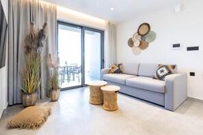 Maisonette with Sea View | 거실 공간 | 디지털 채널 시청이 가능한 43인치 스마트 TV, 넷플릭스, 스트리밍 서비스