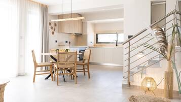 Maisonette with Sea View & Jacuzzi | Dapur peribadi | Peti sejuk, ketuhar, dapur, pembancuh kopi espreso