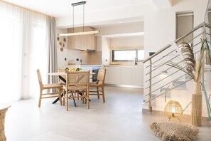 Maisonette with Sea View & Jacuzzi | ครัวส่วนตัว | ตู้เย็น, เตาอบ, เตาประกอบอาหาร, เครื่องชงกาแฟเอสเปรสโซ