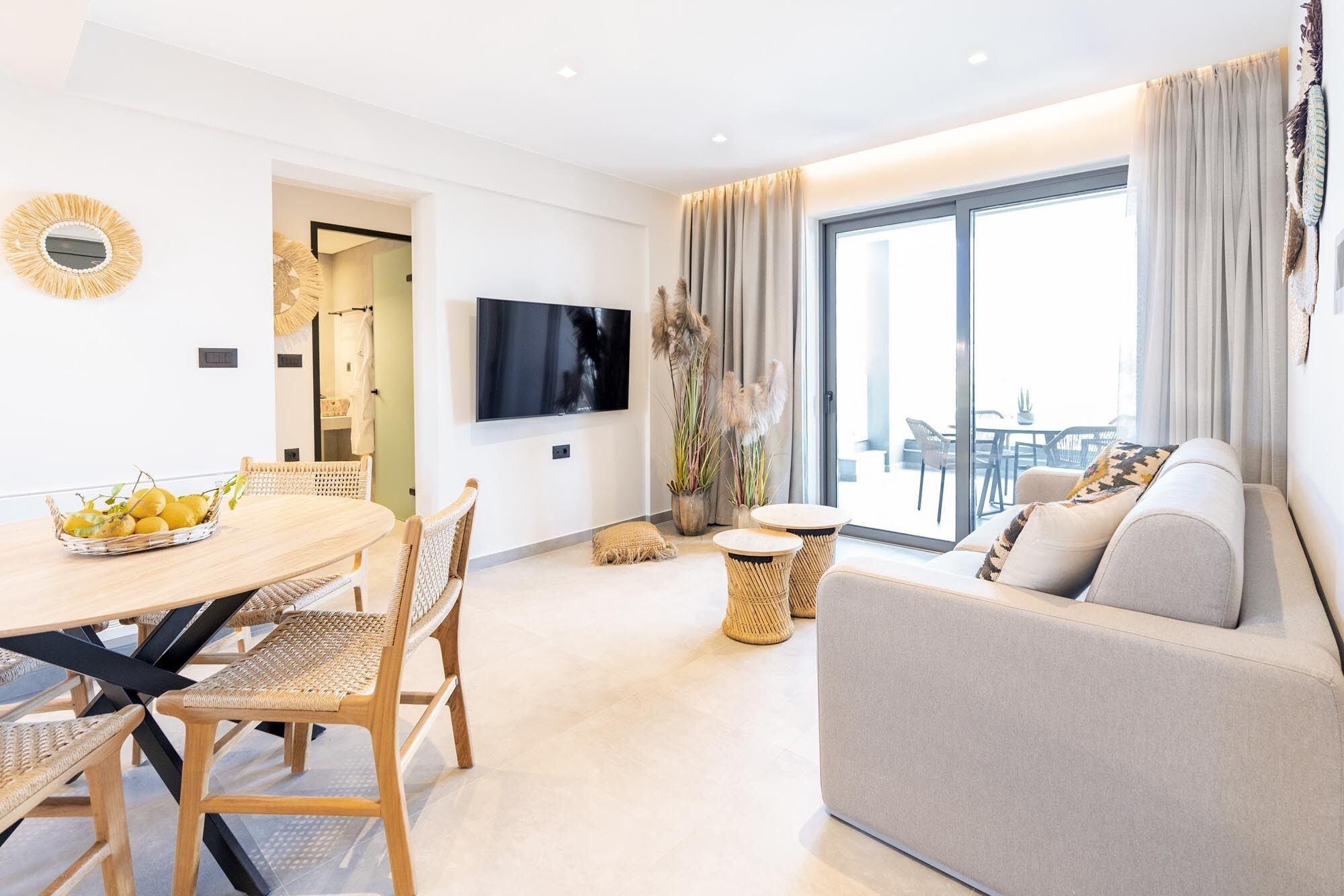 Penthouse | Woonruimte | Een 43-inch smart-tv met digitale zenders, Netflix en streamingdiensten