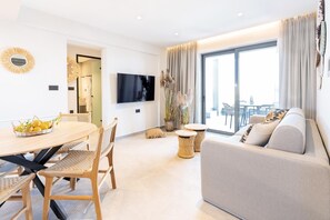 Maisonette with Sea View | 거실 공간 | 디지털 채널 시청이 가능한 43인치 스마트 TV, 넷플릭스, 스트리밍 서비스