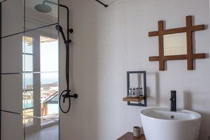 Shower, hair dryer, towels, soap - Aletri Swim Up Boutique Hotel (Alonissos)