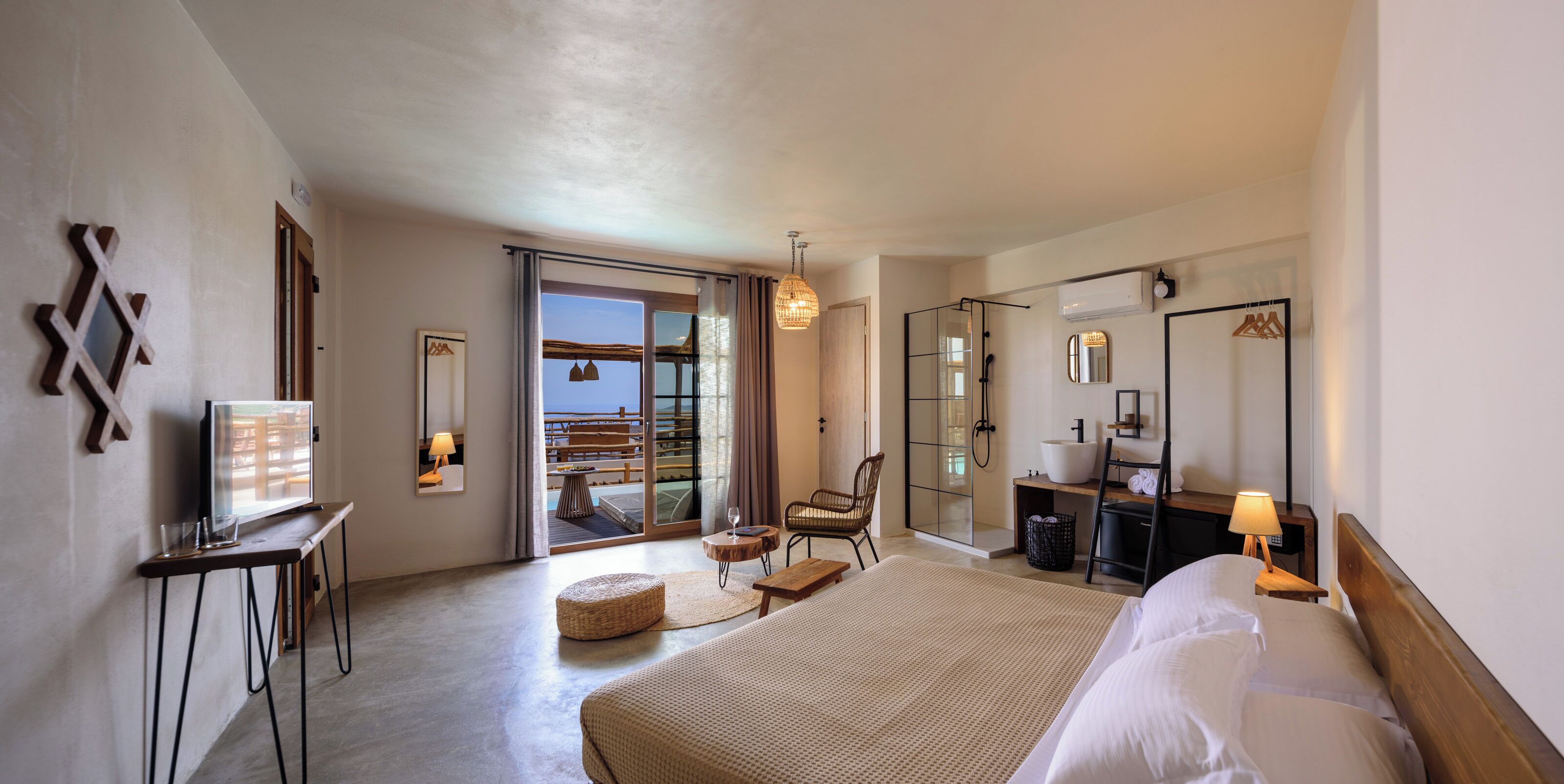 Deluxe suite, uitzicht op zee | Een kluis op de kamer, verduisterende gordijnen, gratis wifi