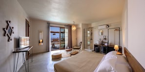 Suite Deluxe, vista al mar | Caja de seguridad en la habitación, cortinas blackout y wifi gratis