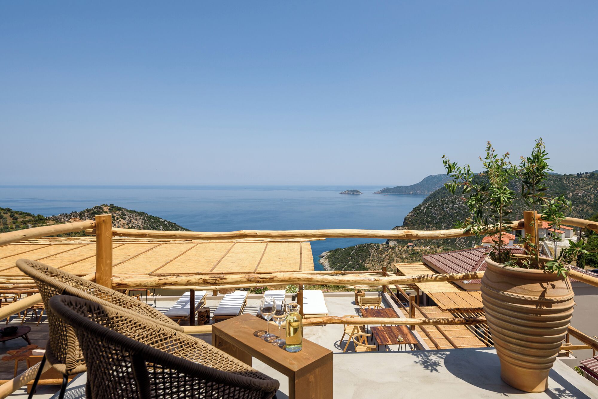 Quarto casal superior, vista para o mar | Opções para refeição ao ar livre