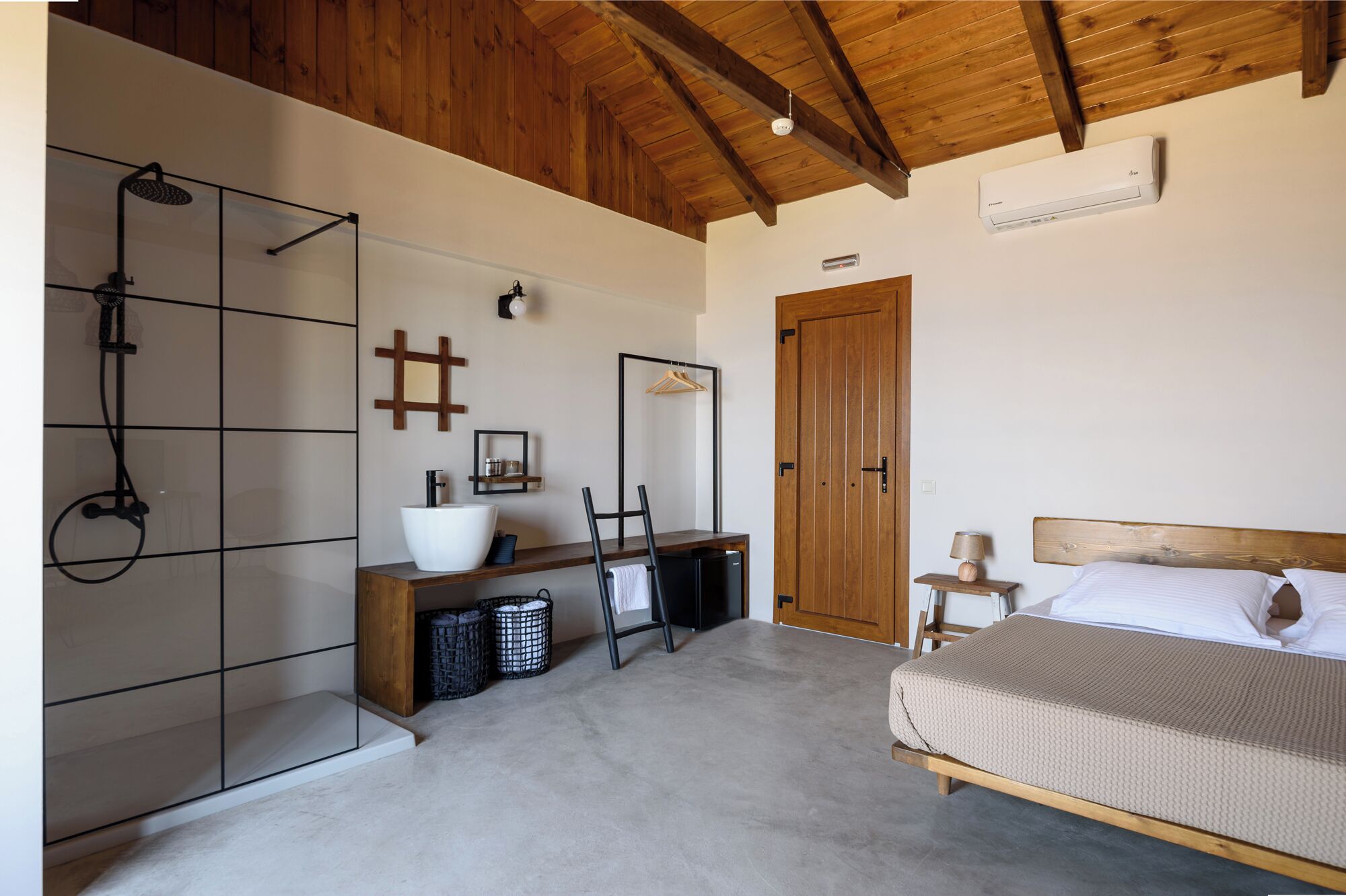 In-room safe, blackout curtains, free WiFi