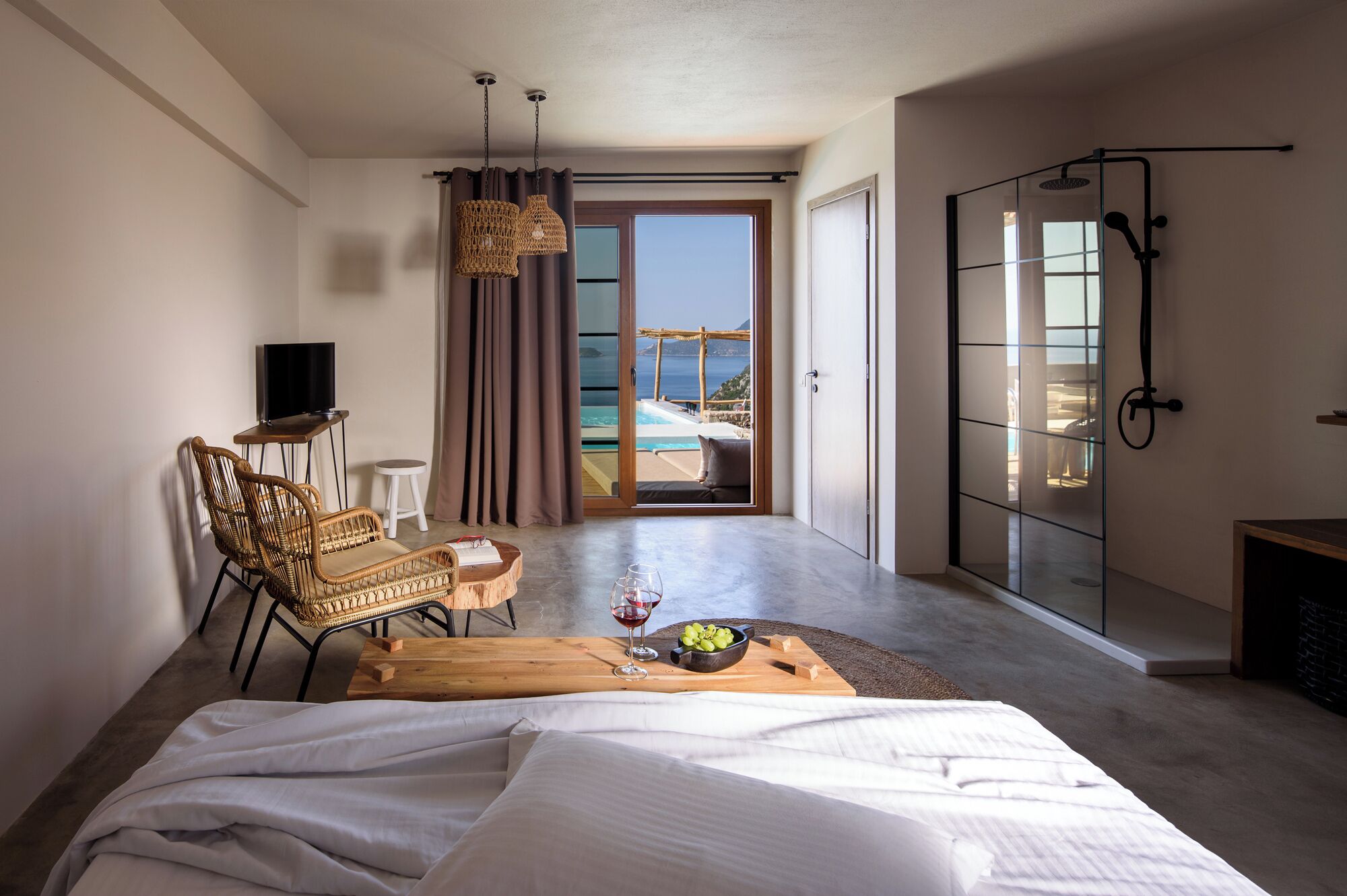 Deluxe Suite, Sea View | In-room safe, blackout curtains, free WiFi