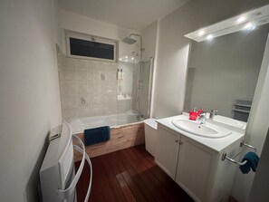 Haartrockner, Handtücher, Seife, Toilettenpapier