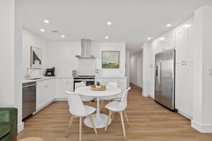 Fridge, microwave, oven, stovetop - Suite Magnolia II, Hot Tub & Pet Friendly (Charleston)