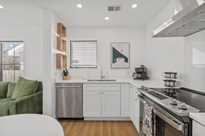 Jääkaappi, mikroaaltouuni, uuni, liesi