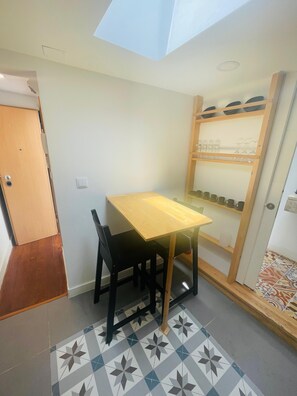 Basic Apartment, City View | Dining - Alfama (Lisbon)