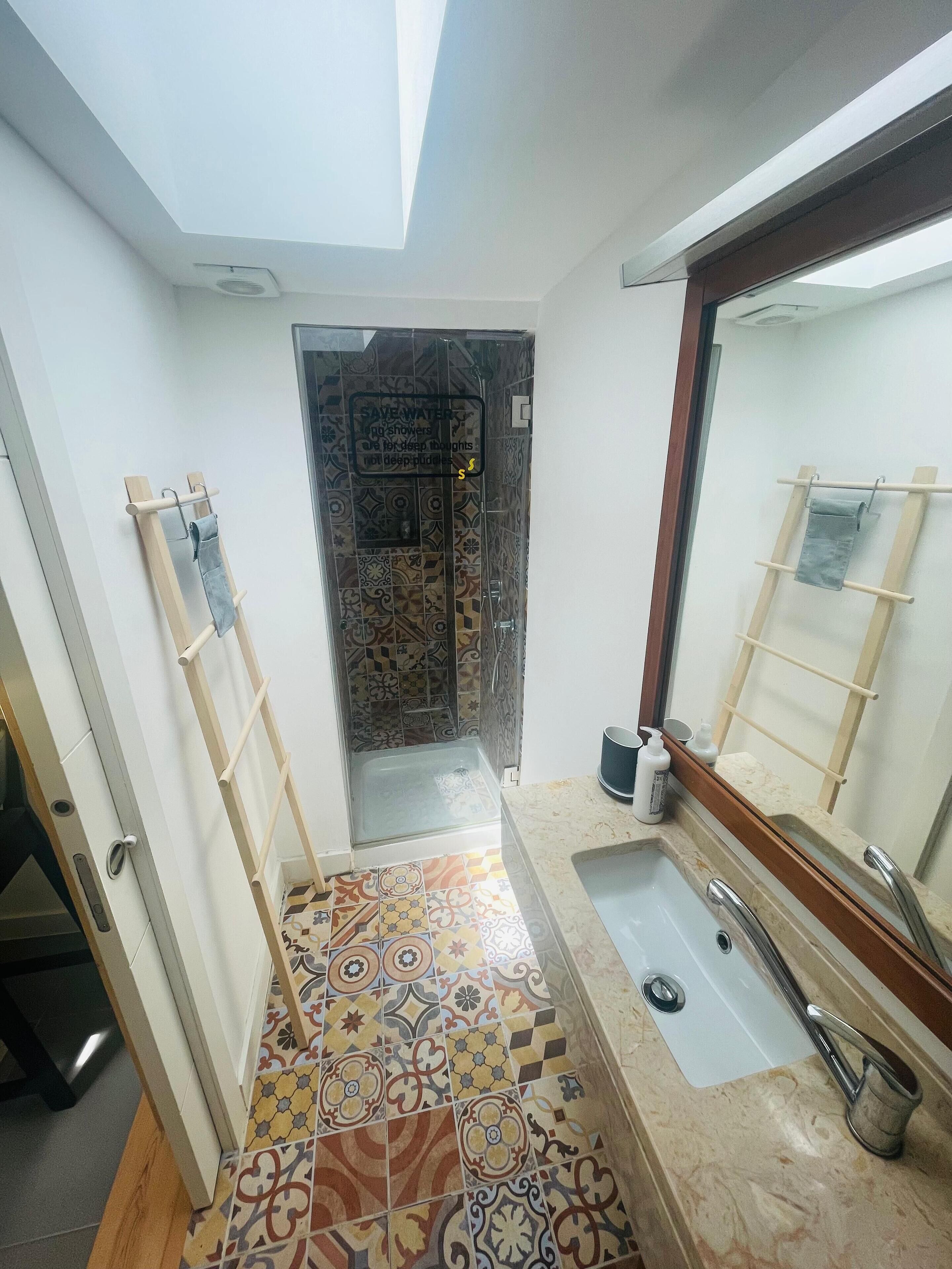 Historical Alfama - Building Top | 浴室 | 淋浴设施、吹风机、毛巾、肥皂