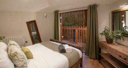 Glentress Forest Golden Oak Treehouse, Peebles