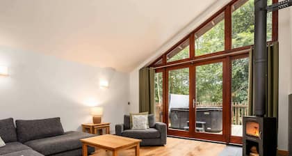 Glentress Forest Golden Oak Cabin, Peebles