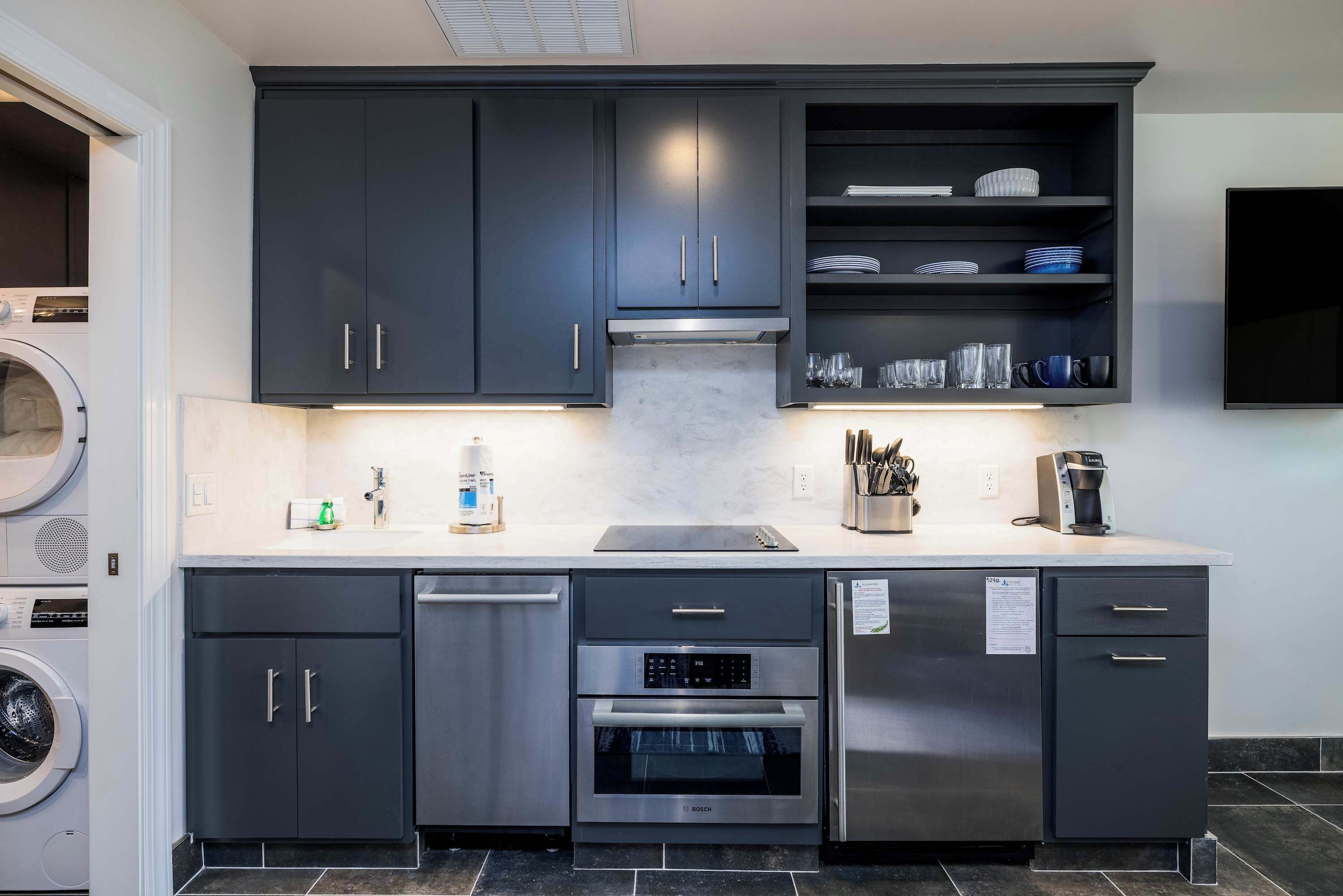 Fridge, oven, stovetop, dishwasher