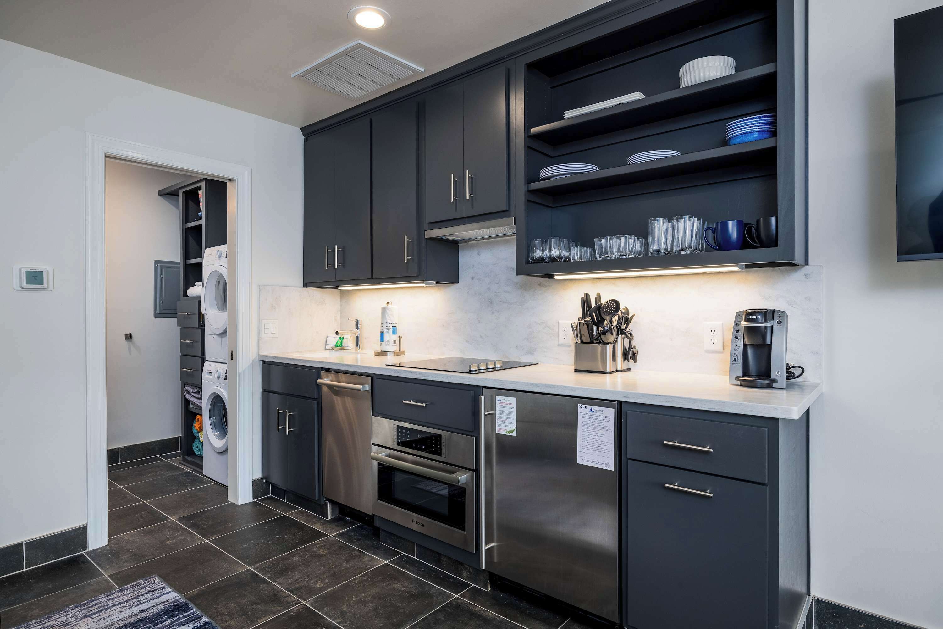 Fridge, oven, stovetop, dishwasher