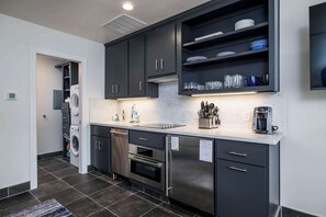 Réfrigérateur, four, plaque de cuisson, lave-vaisselle