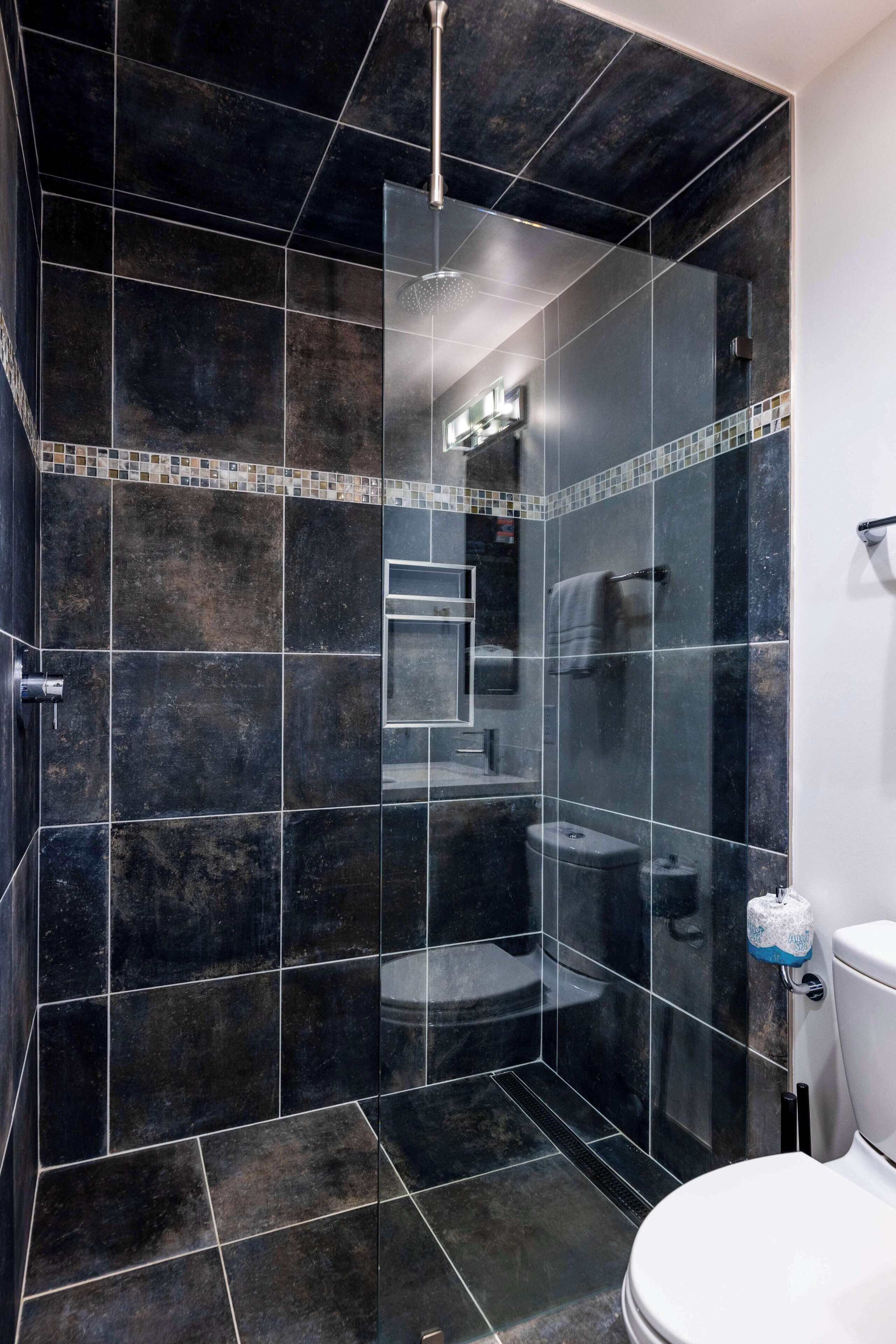 Een douche, een haardroger, handdoeken, shampoo
