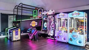 A row of arcade machines with a basketball theme, including a basketball hoop and a basketball game. - 524 Sunsuite (Fripp Island)
