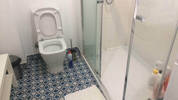 Apartamento conforto, 4 quartos (Desterro Historical 4) | Banheiro | Secador de cabelo, sabonete, shampoo, papel higiênico