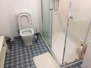 Apartamento conforto, 4 quartos (Desterro Historical 4) | Banheiro | Secador de cabelo, sabonete, shampoo, papel higiênico
