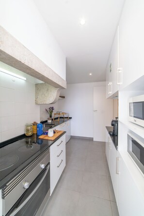 Apartamento conforto, 4 quartos (Desterro Historical 4) | Cozinha privada | Geladeira, micro-ondas, fogão, cooktop