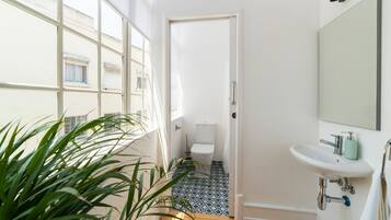 Apartamento conforto, 4 quartos (Desterro Historical 4) | Banheiro | Secador de cabelo, sabonete, shampoo, papel higiênico