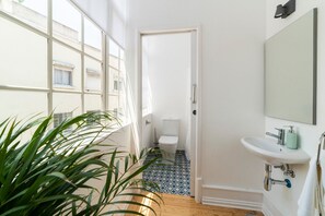 Apartamento conforto, 4 quartos (Desterro Historical 4) | Banheiro | Secador de cabelo, sabonete, shampoo, papel higiênico