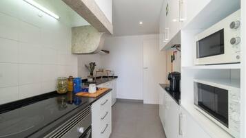 Appartement Confort, 4 chambres (Desterro Historical 4) | Cuisine privée | Réfrigérateur, micro-ondes, four, plaque de cuisson