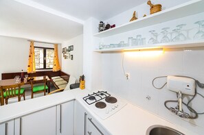 Kühlschrank, Geschirrspüler, Wasserkocher mit Kaffee-/Teezubehör