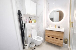 Shower, hair dryer, towels, shampoo - Appartement coeur paris 16 Trocadéro Tour Eiffel (Paris)