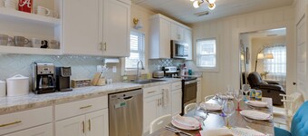 1 Mi to UA Campus: Walkable Midtown Getaway!