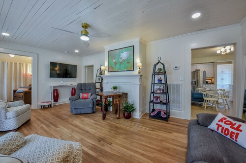 1 Mile to UA Campus: Walkable Midtown Getaway